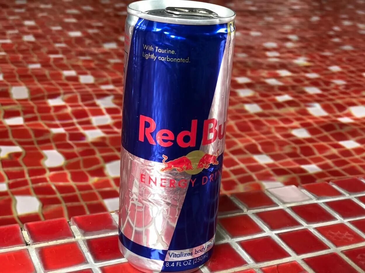 Red cola. Виноградный ред булл. red bull кола. ред булл напиток. ред булл фото.