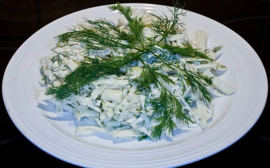 Капуста брынза. Салат с капустой и брынзой. сметана и зелень. брынза с капустой. сметана и зелень фото.