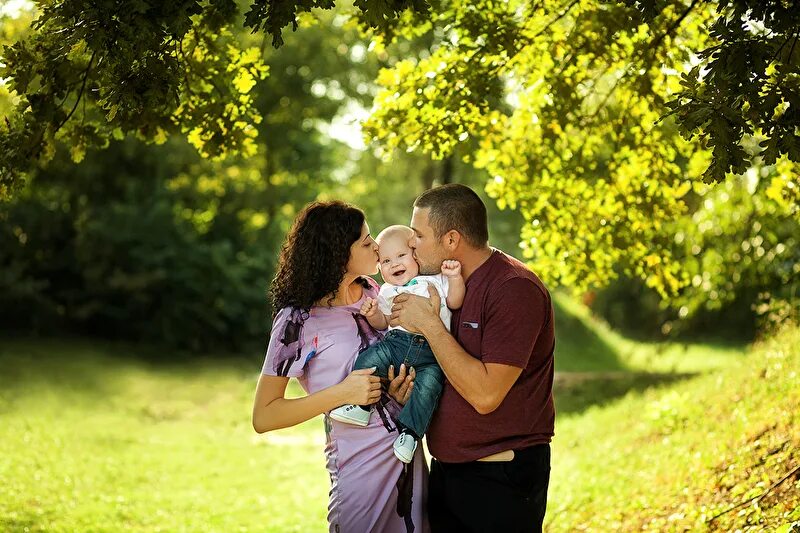 Картинка чудной семьи. Добродетельная дочь. Семья чудных. Семейная фотопрогулка в городе. Замечательная семья.