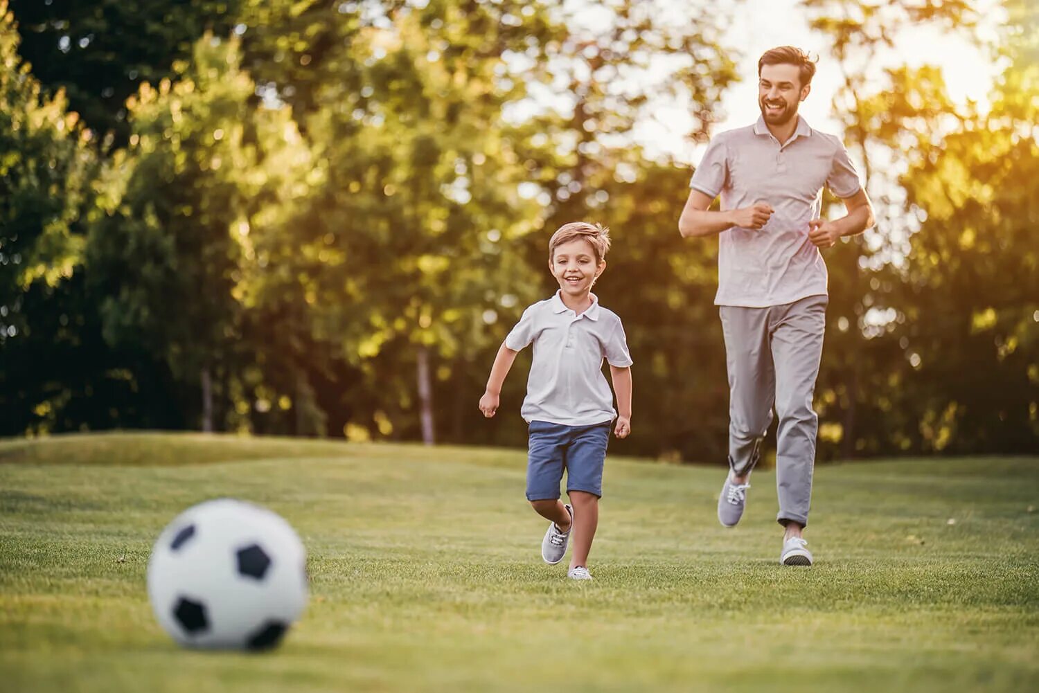 Родители и дети футбол. Дети с родителями играют в футбол. Футбол с сыном. Дети футболисты. Папы играют в футбол