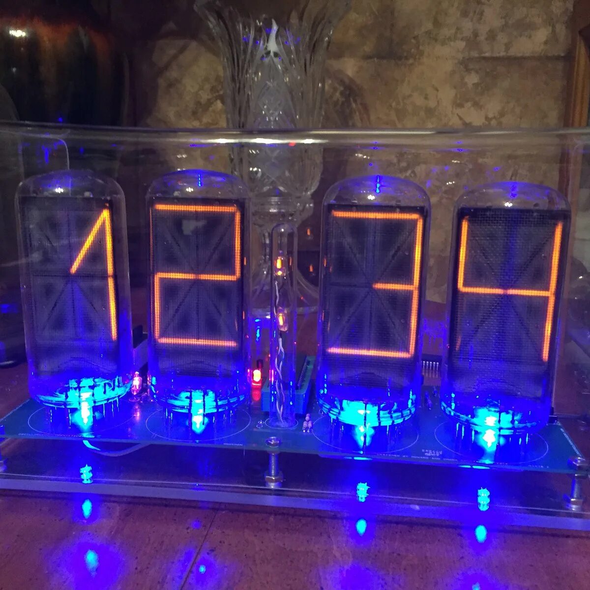 Nixie часы uln. Газоразрядные лампы на производстве. Стимпанк часы настольные тесла. 2. Цифровая индикаторная трубка.