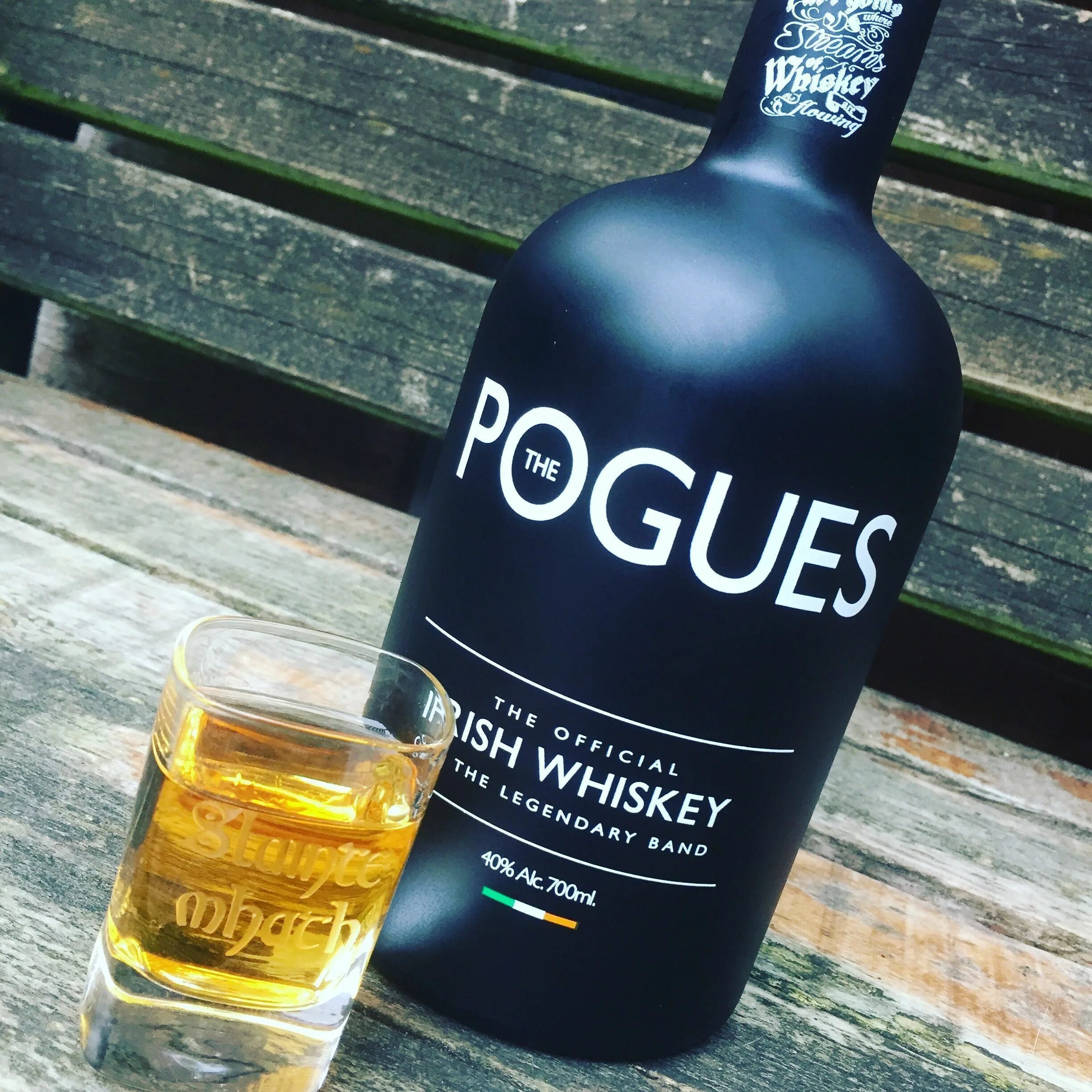 Pogues irish. Pogues Single Malt виски. Ирландский виски Pogues. Виски Pogues Irish Whiskey. Ирландский виски Погус.