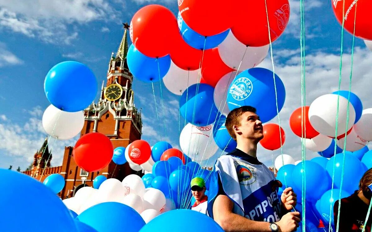 Воздушные шары Триколор. Люди на празднике день России. С праздником с днем России шарики. Первое мая люди с шарами.