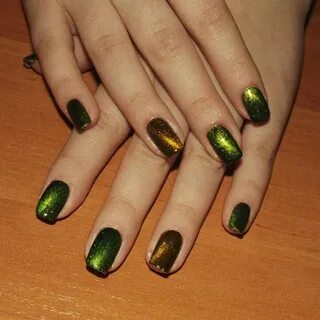 Зеленый с золотым маникюр 2024