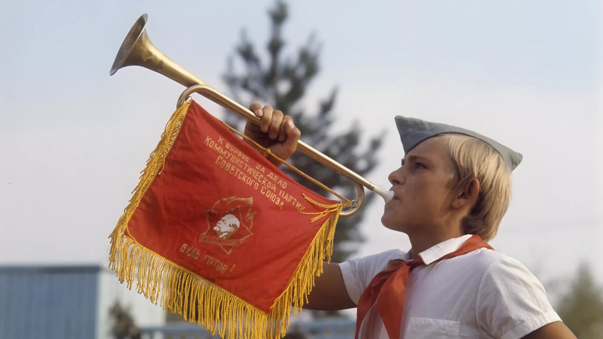 Пионер-горнист ссср. Пионер трубач. Пионер горнист артек. Пионер-горнист ссср. Артек 1949.