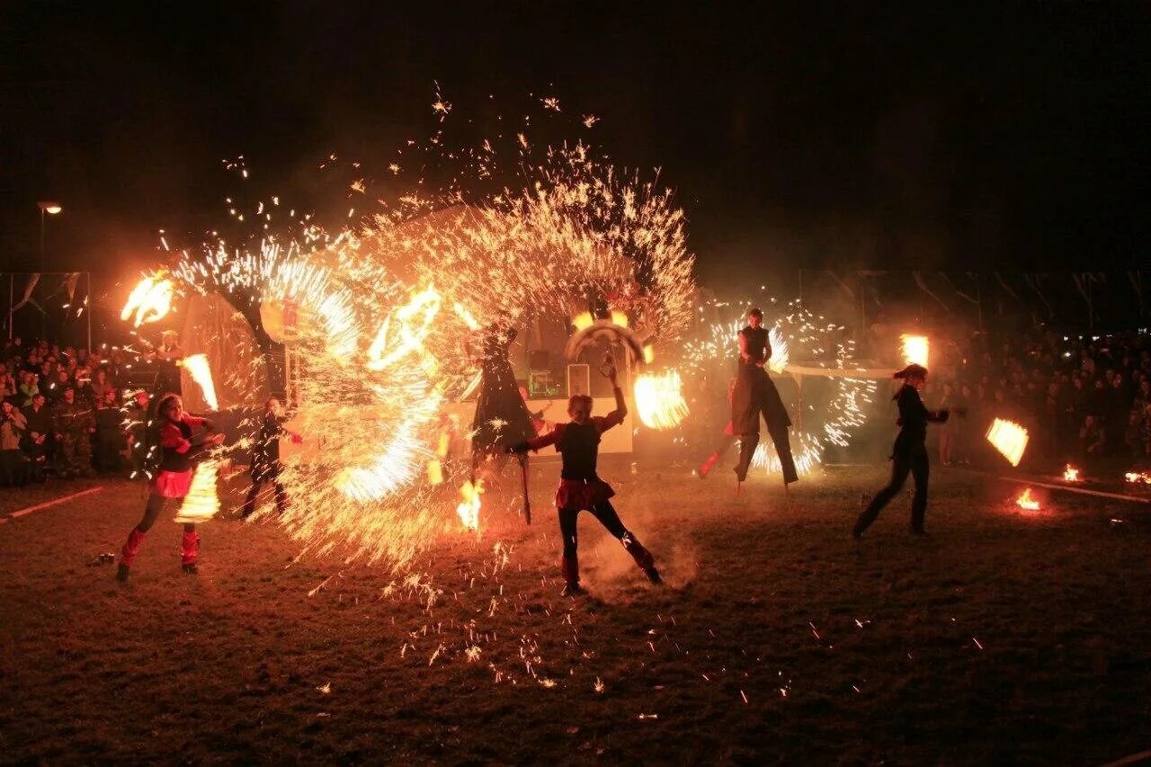 Номер фаера. Номер фаера. Бернаут фаер шоу. Сергей погорелов фаершоу. Пиротехнический реквизит фаер шоу.