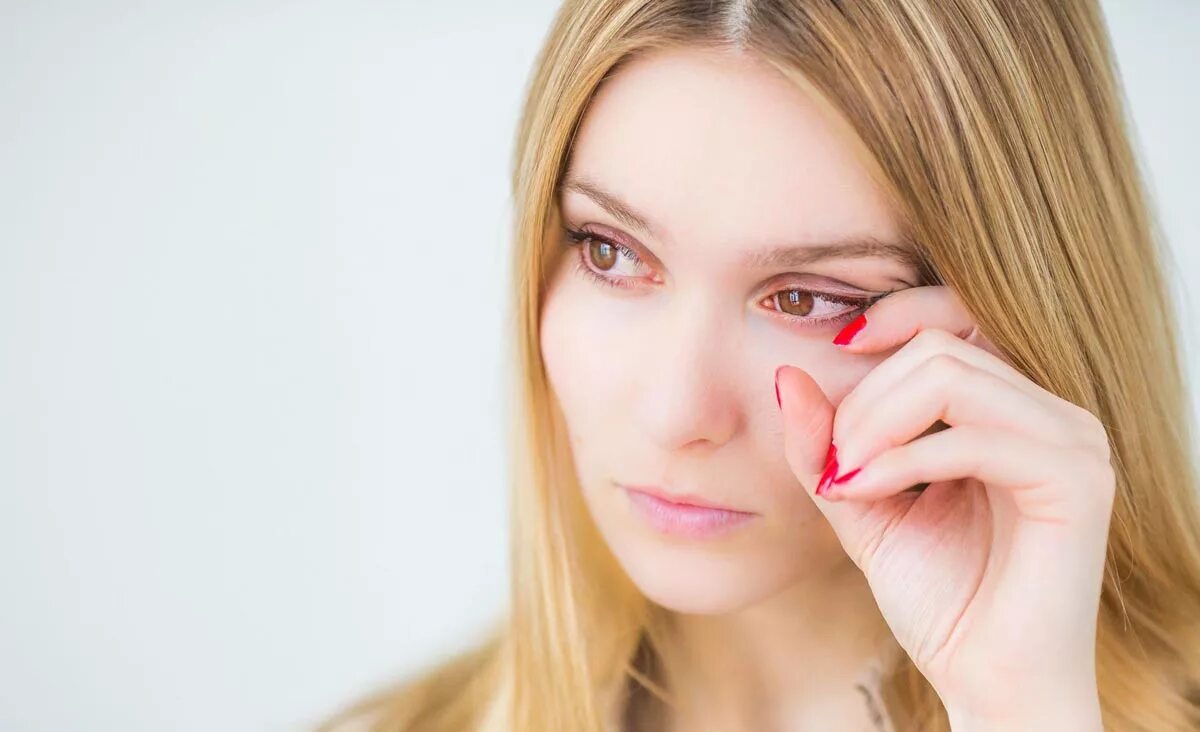 Век дрожать. Зажмуривание глаз. Зажмурьте глаза. Мышцы нижнего века глаза. Дергание века глаза причины.