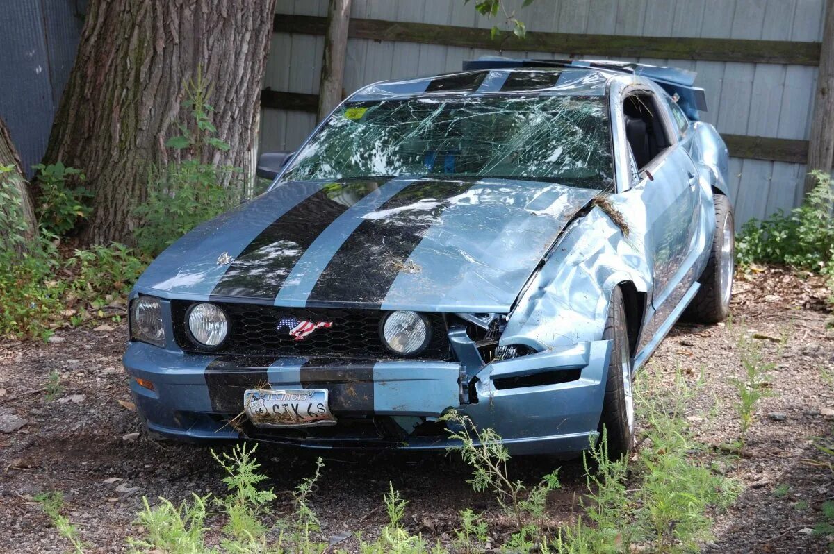 Разбить машину мод. Форд Мустанг 2005 разбитый. Ford Mustang 2005 crashed. Разбитый Форд Мустанг. Форд Мустанг 2005 в гараже.