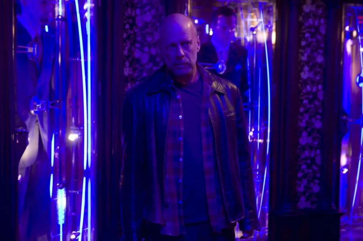 Брюс уиллис суррогаты. Розамунд пайк кадры. Брюс уиллис 2009. Брюс уиллис 2009. Суррогаты 2009.