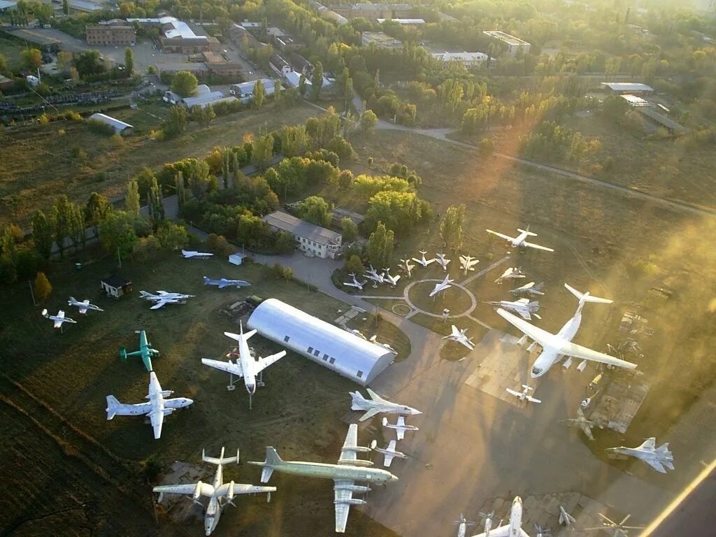 Ворошиловград ввауш. Ан 12 заброшенный. Аэропорт луганск самолёты. Аэропорт луганск. Списанные самолеты в россии.
