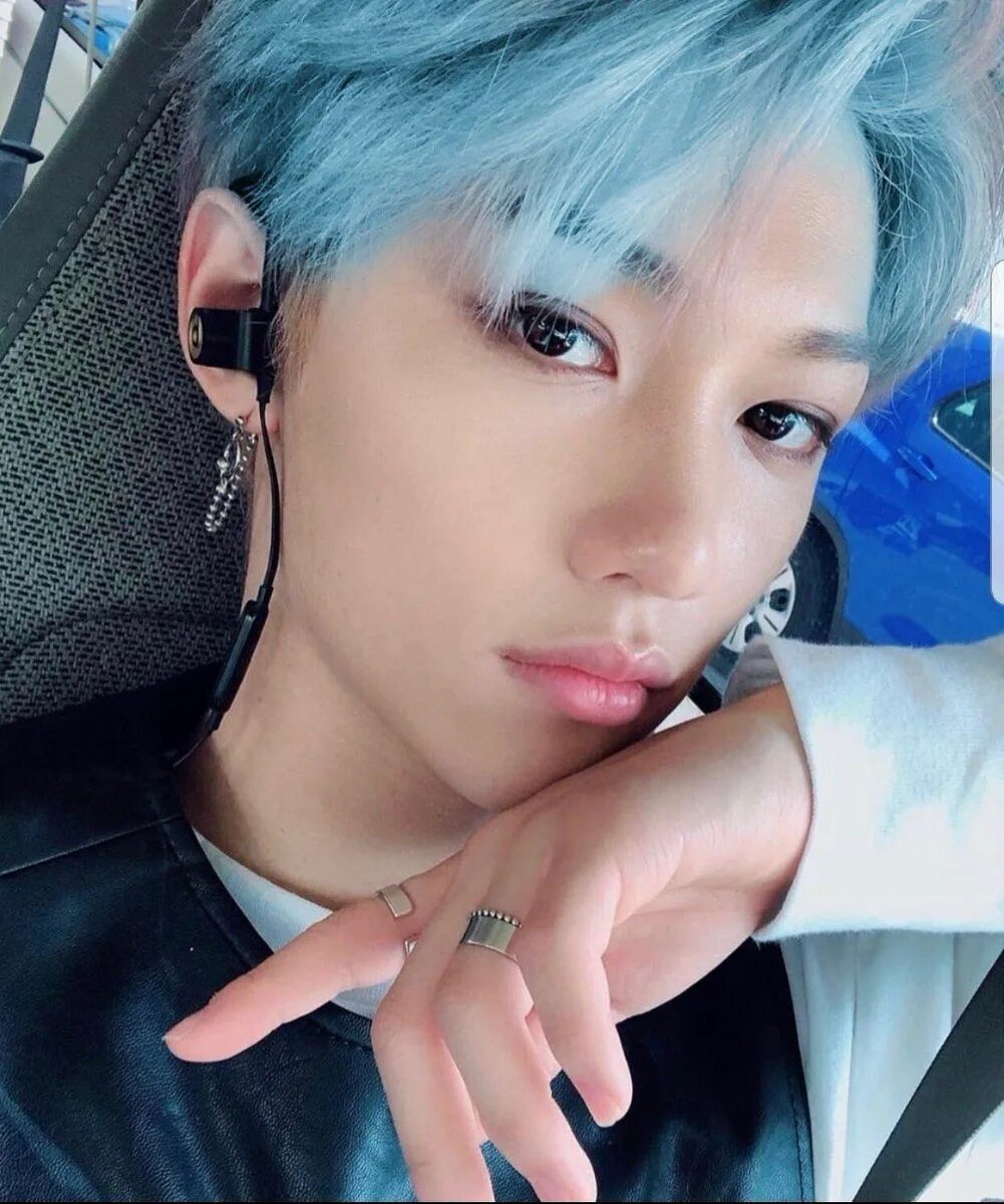 Феликс из stray kids селфи. Какого цвета глаза у феликса из stray. Какого цвета глаза у феликса из stray. Felix stray kids. Феликс маллет stray kids.