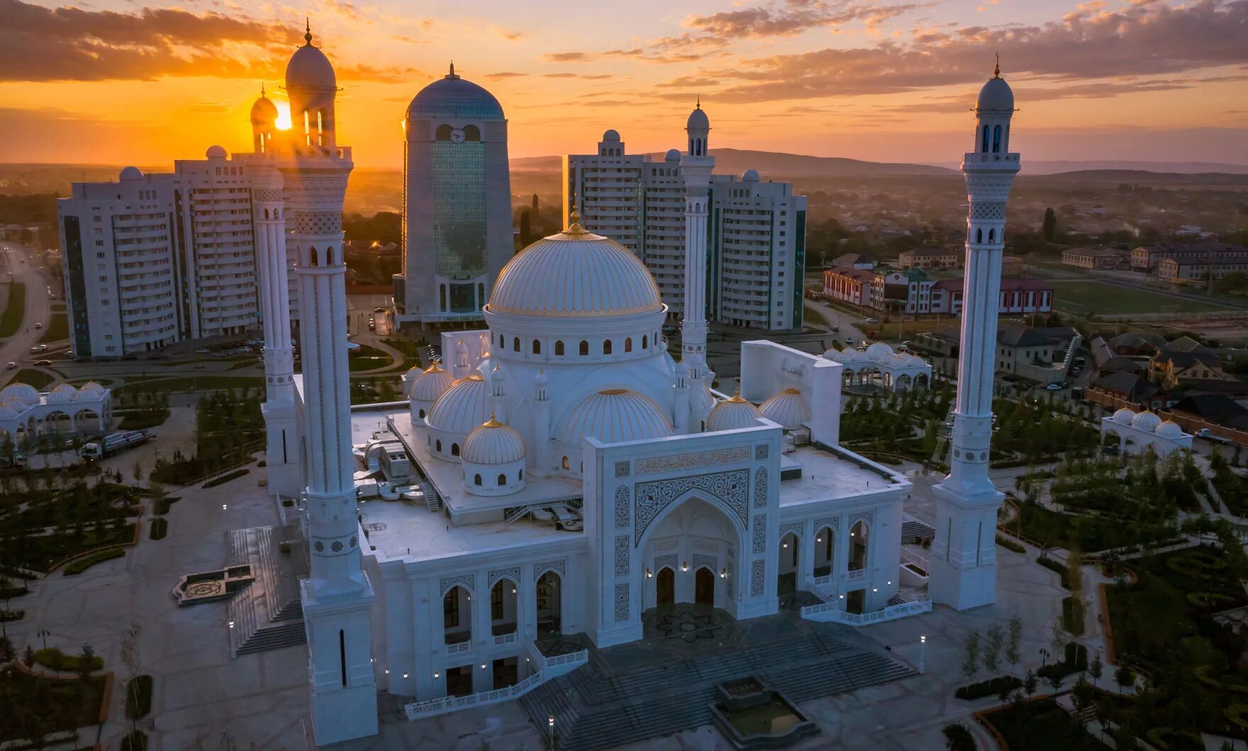 Мечеть в городе шали чеченская республика. Соборная мечеть в чечне. Мечеть имени султана делимханова. Белая мечеть в грозном. Мечеть шариф.