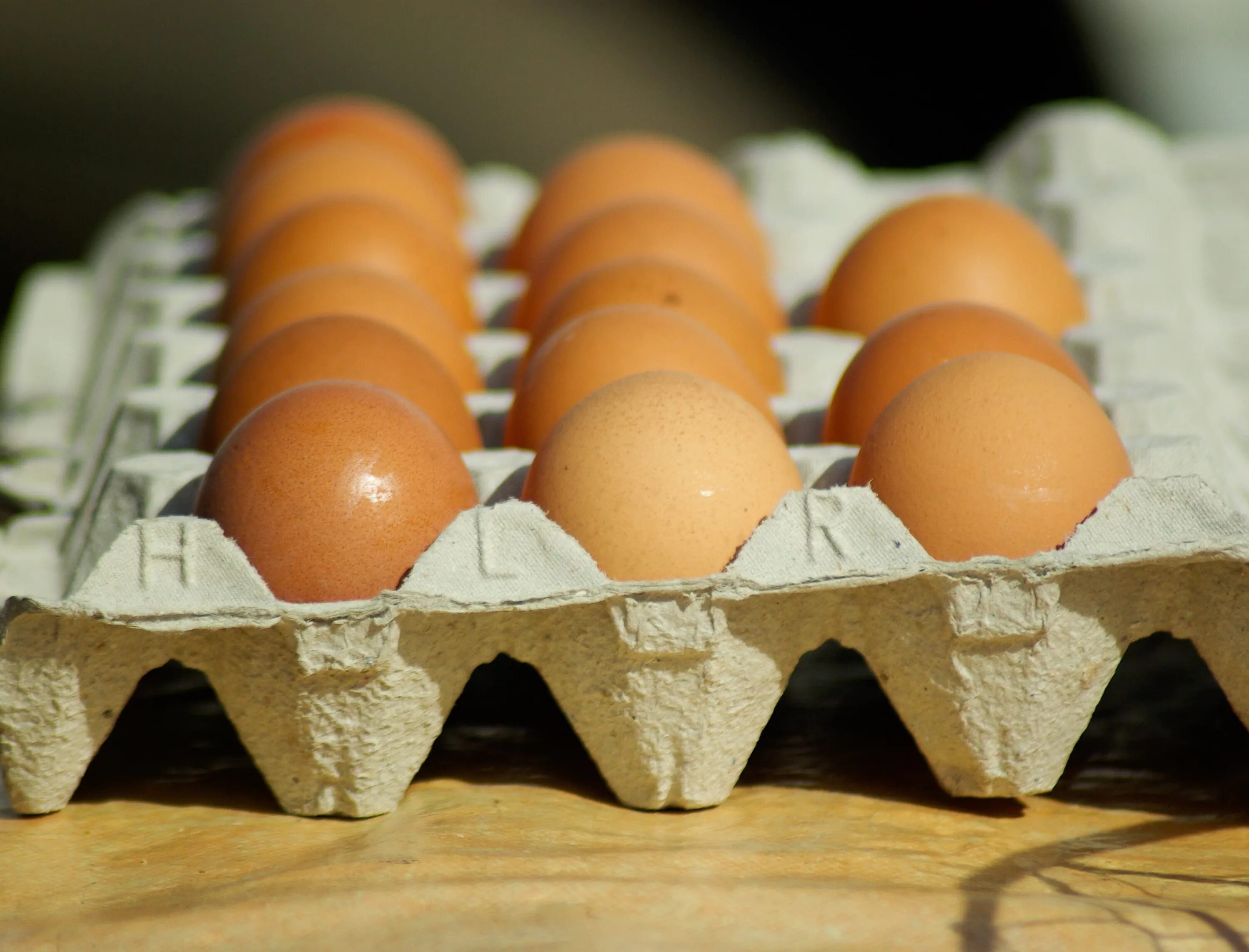 Яйцо куриное производитель. Картонные коробки для яиц. Картонный лоток для яиц. Доток для яй. Картонная упаковка для яиц.
