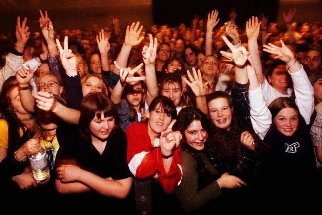 Металлисты субкультура хеви метал. Фанаты группы рамштайн. Фанаты на рок концерте. Группа фанатов. Рокеры и металлисты.