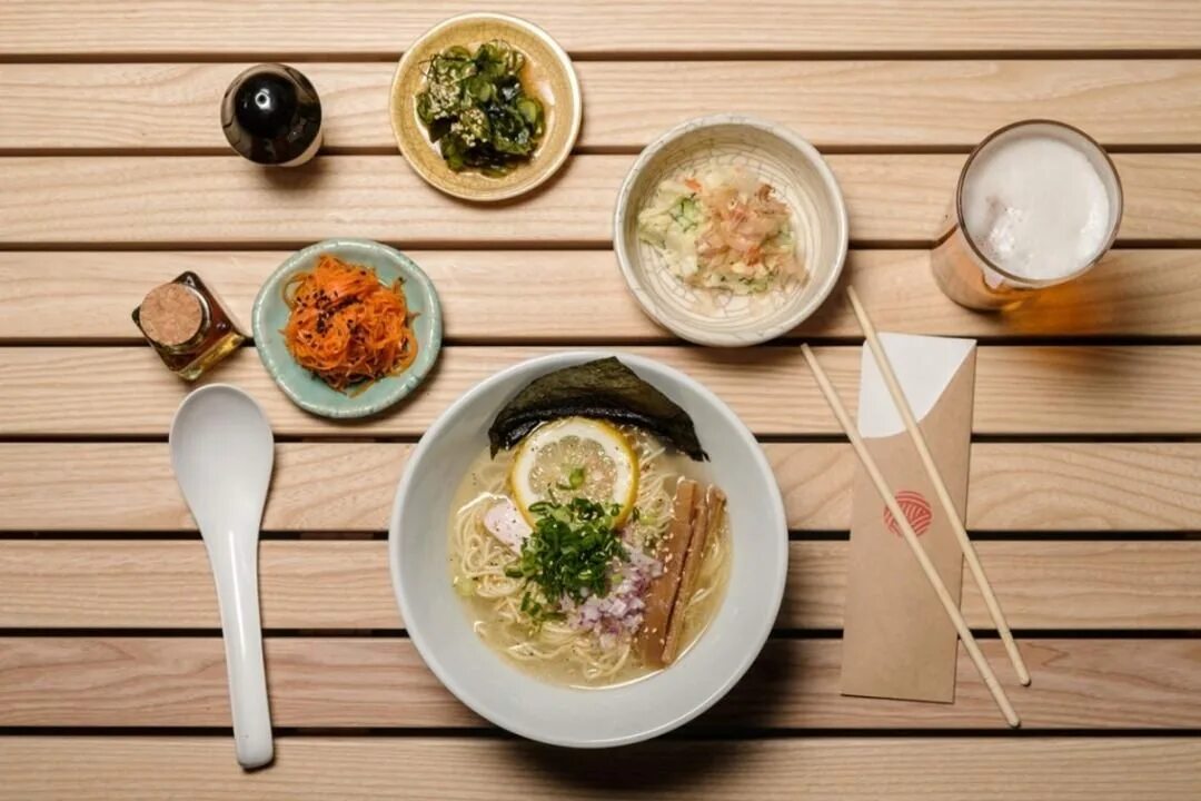 Рамен изакая бар. Рамен Izakaya. Рамен бар Япония. Kiko Ramen Izakaya. Ku Ramen Izakaya.