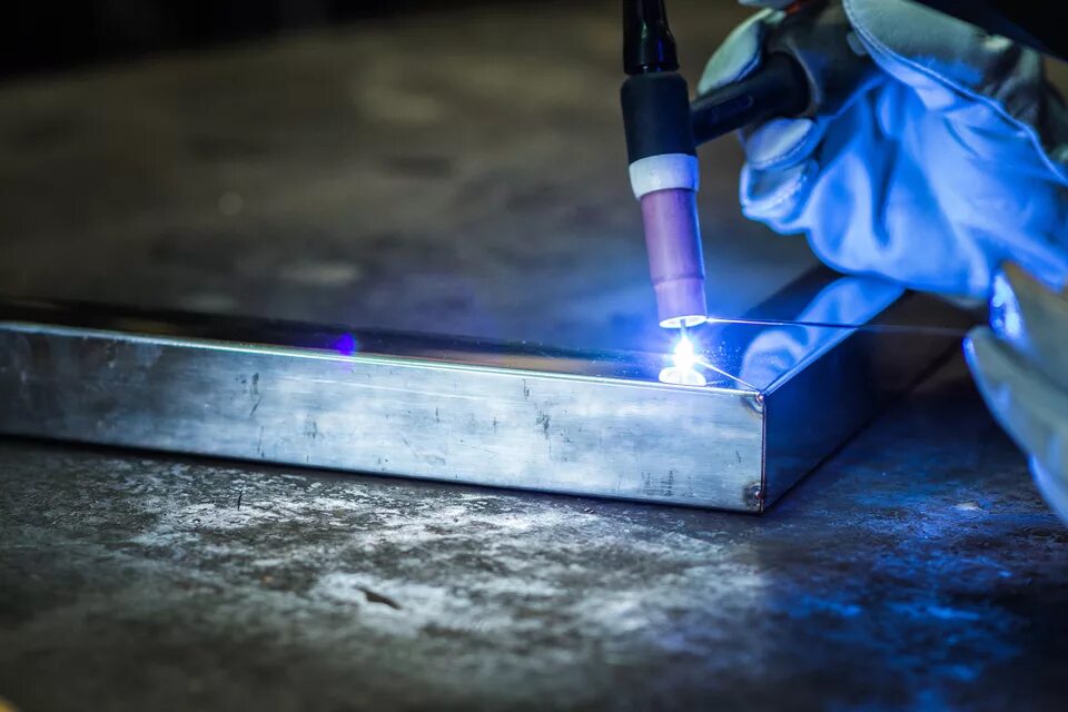 Сварщик на заводе. W i l d. Скарка. Аргонная сварка. Сварщик.