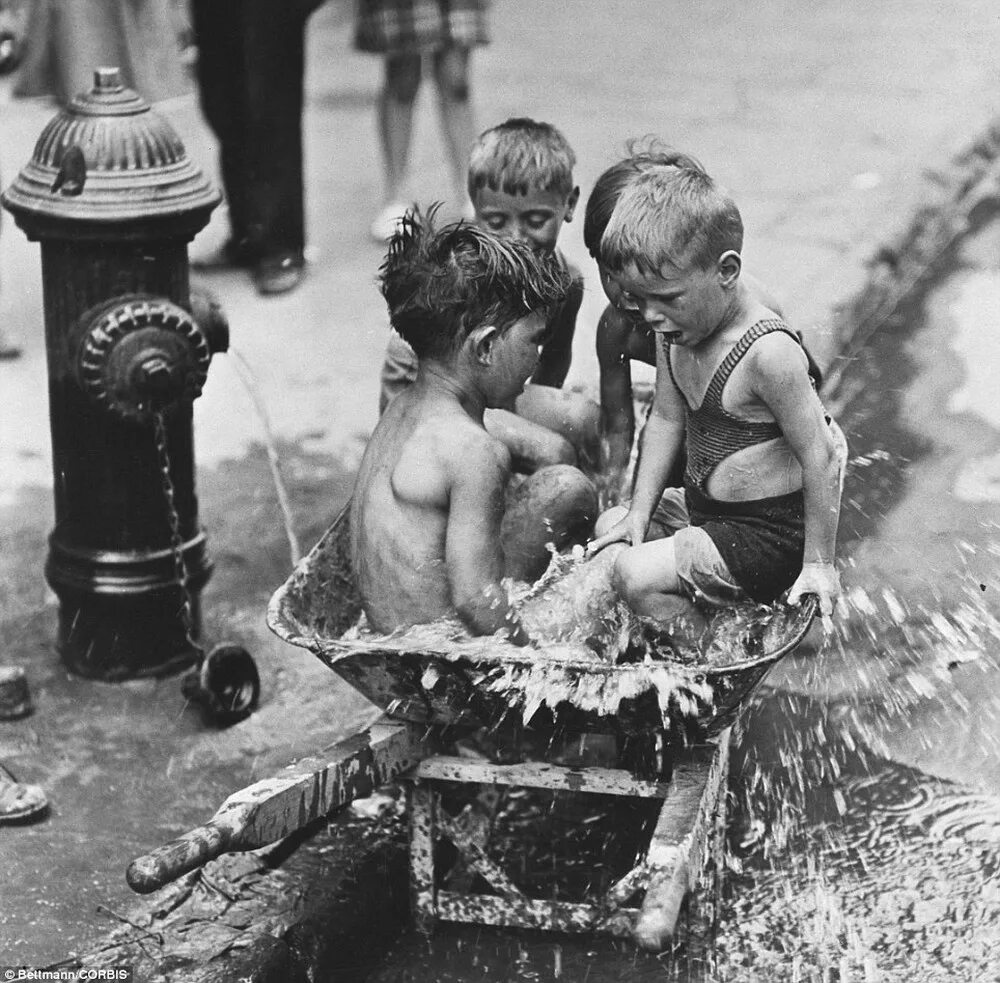 Купаются ретро. Советское детство. Советское детство купание. Старые снимки купающихся детей. Советские дети летом.
