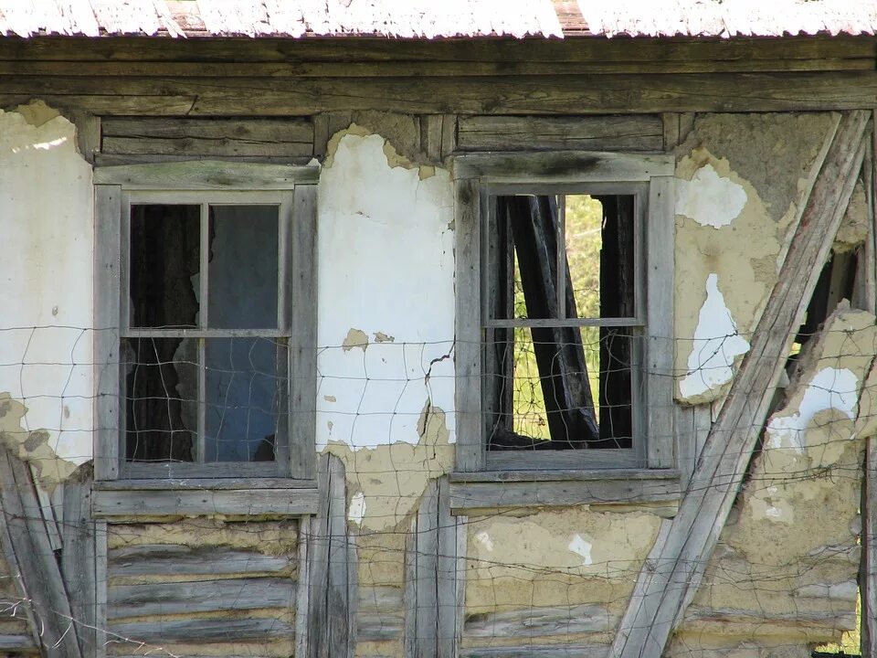 Дом сруб старый. Старый деревянный дом. Деревенский домик. Деревенский домик. Старые дома из бревна.