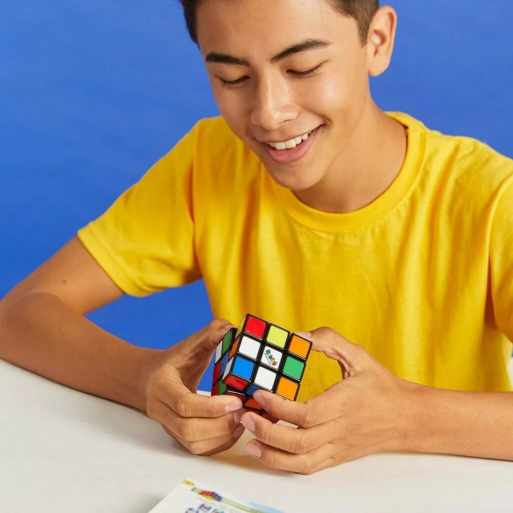 Рубиком фото. Ravensburger THINKFUN кубик Рубика. Кубики человека. Ребенок и кубик Рубика. Кубик рубик для детей.