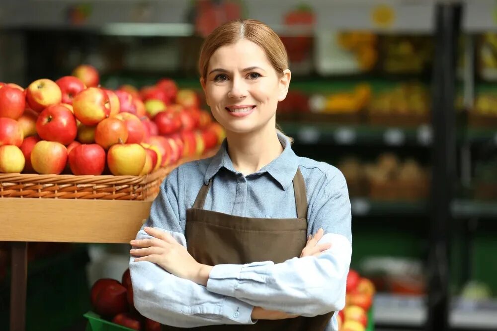 Картинка продавец. Продавец в магазине фруктов. Продавщица в магазине фруктов. Сотрудники магазина овощи. Персонал в магазине фруктов.
