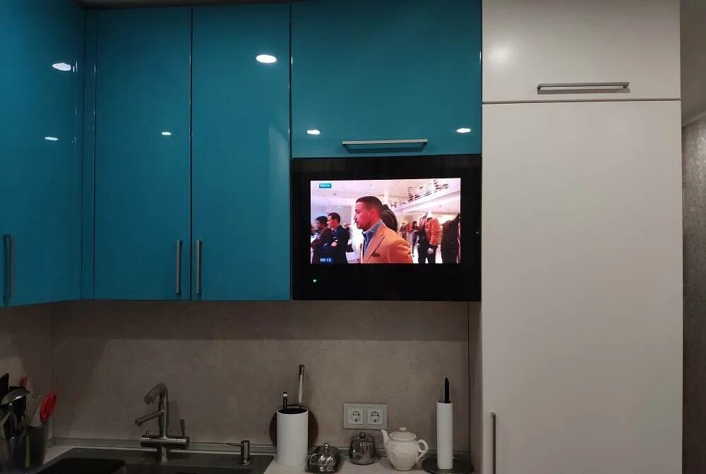 Телевизор на кухне. Встроенный телевизор в кухонный гарнитур. Телевизор в интерьере кухни. Встроенный маленький телевизор на кухню.