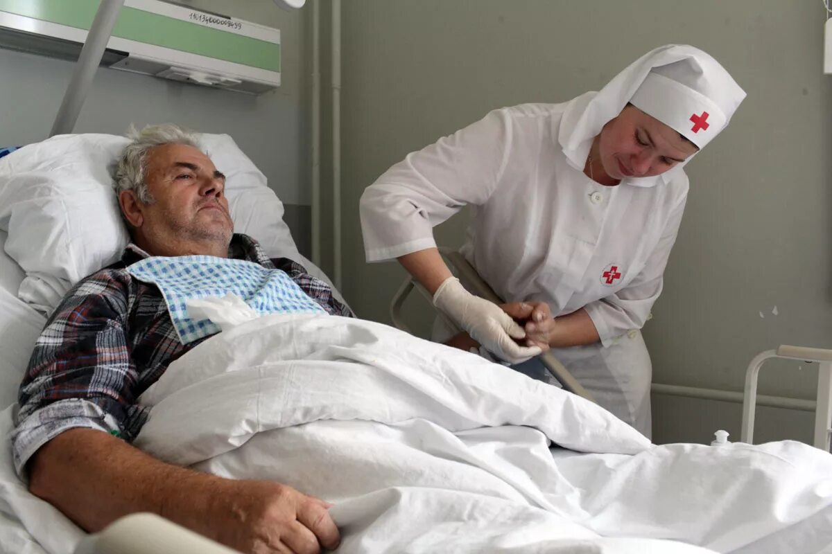 Пациент полгода. Сестры милосердия в больнице. тяжелобольной пациент. медицинская сестра хосписа.