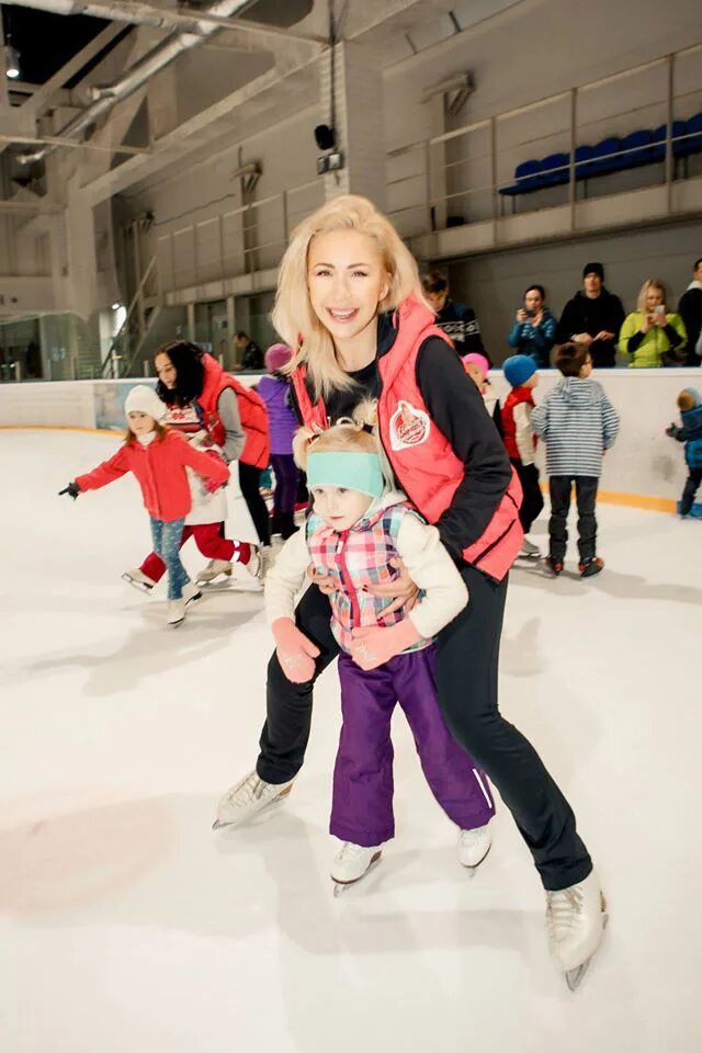 Катание на коньках. Катание на лыжах и сноуборде. Полина тихонова фигурное катание. Дети фигуристы. Инструктор по катанию.