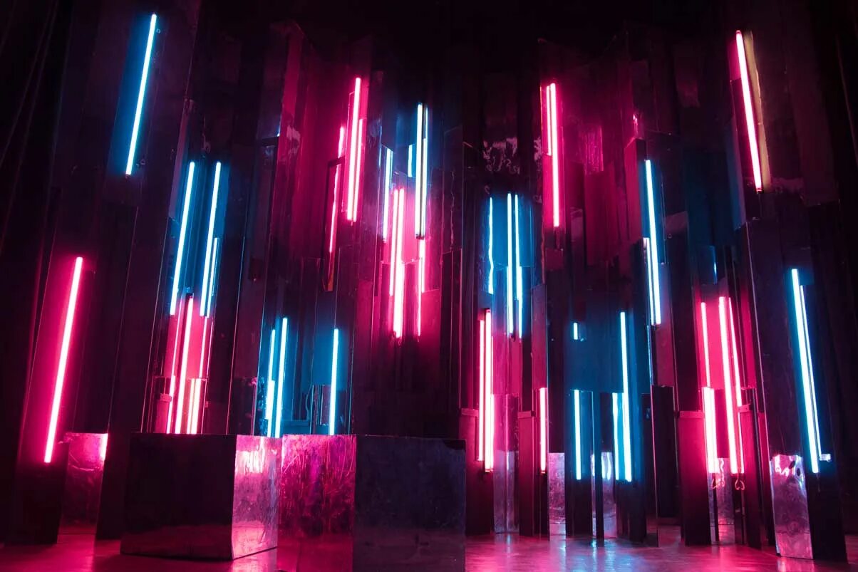 Сценическое освещение. Зал неон. Студия неон. Неоновое освещение для фотостудии. Зал space woodstudios.