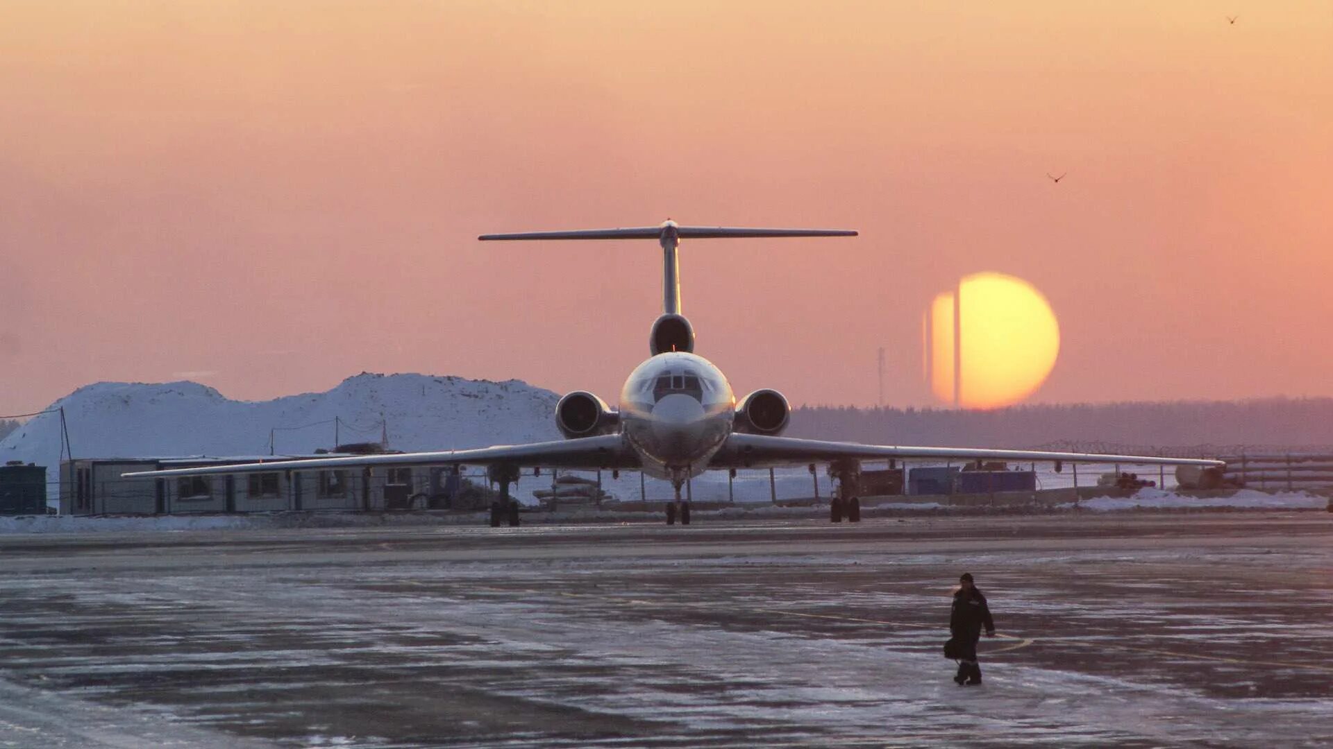 Ночной аэропорт внуково. Московский аэропорт со снегом. Аэровокзал шереметьево. Самолет якутия внуково. Противообледенительная обработка самолета шереметьево.