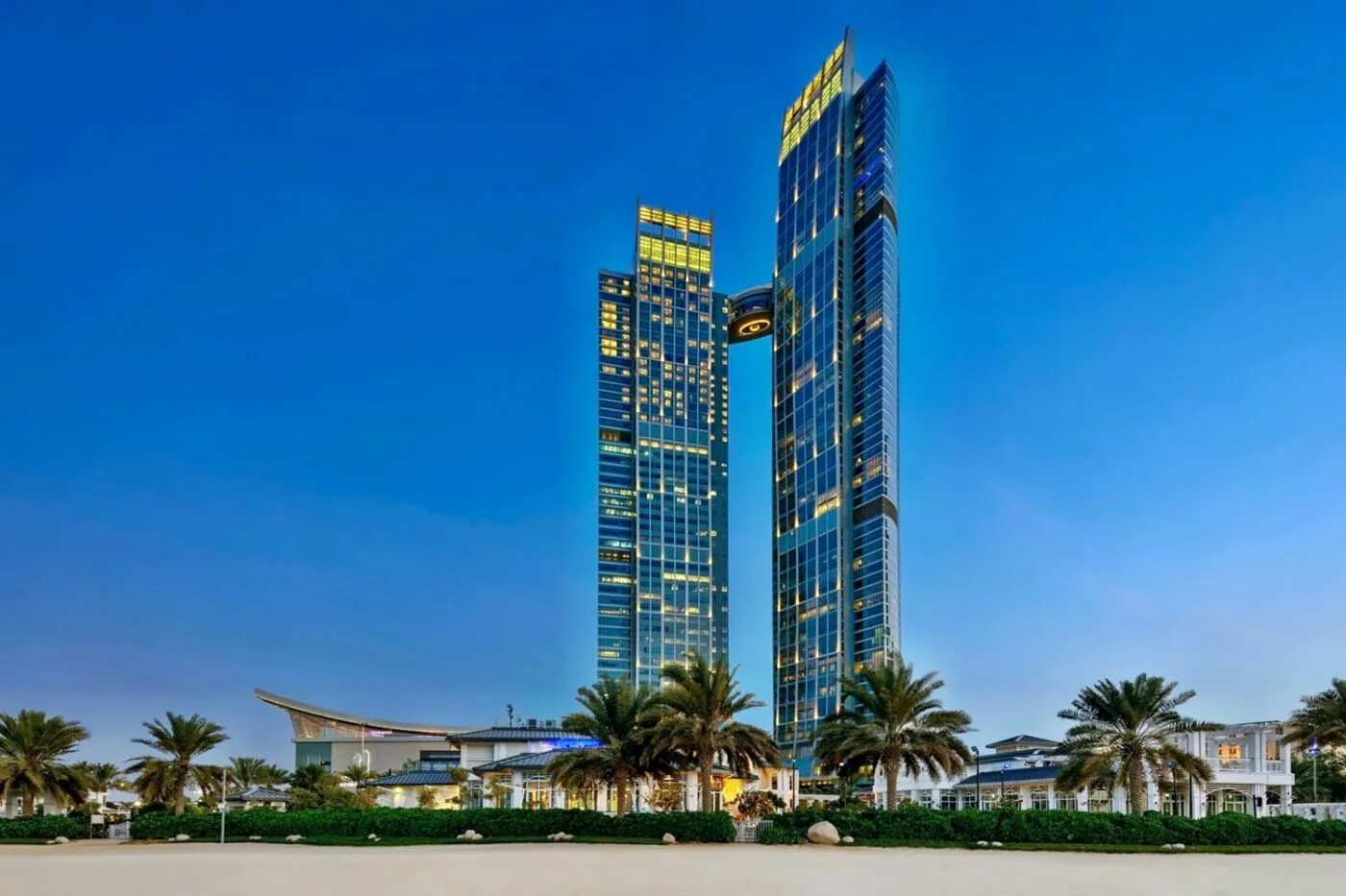 St regis abu dhabi 5. Корниш Абу Даби. Набережная Corniche Абу Даби. Отель St. Regis Abu Dhabi. Абу Даби 2023.