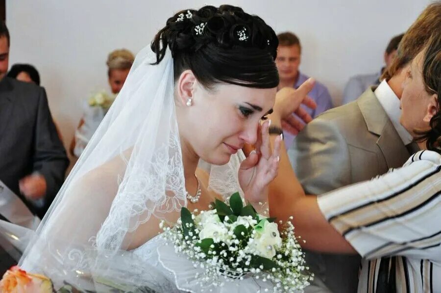 Невеста плачет. Невеста плачет на свадьбе. Грустная невеста. Невестка плачет.