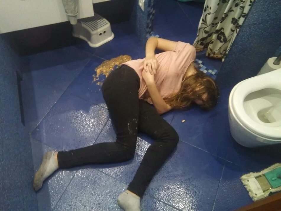 девушка хочет в туалет. девушка которую тошнит. девушка описалась в джинсы. девушка описалась в ванне. девушки в мокрых джинсах.