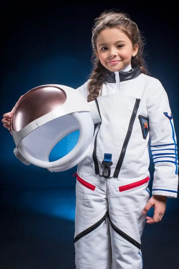 Костюм космонавта для девочки. Костюм Космонавта. Костюм Космонавта детский для девочки. Космический костюм для девочки.