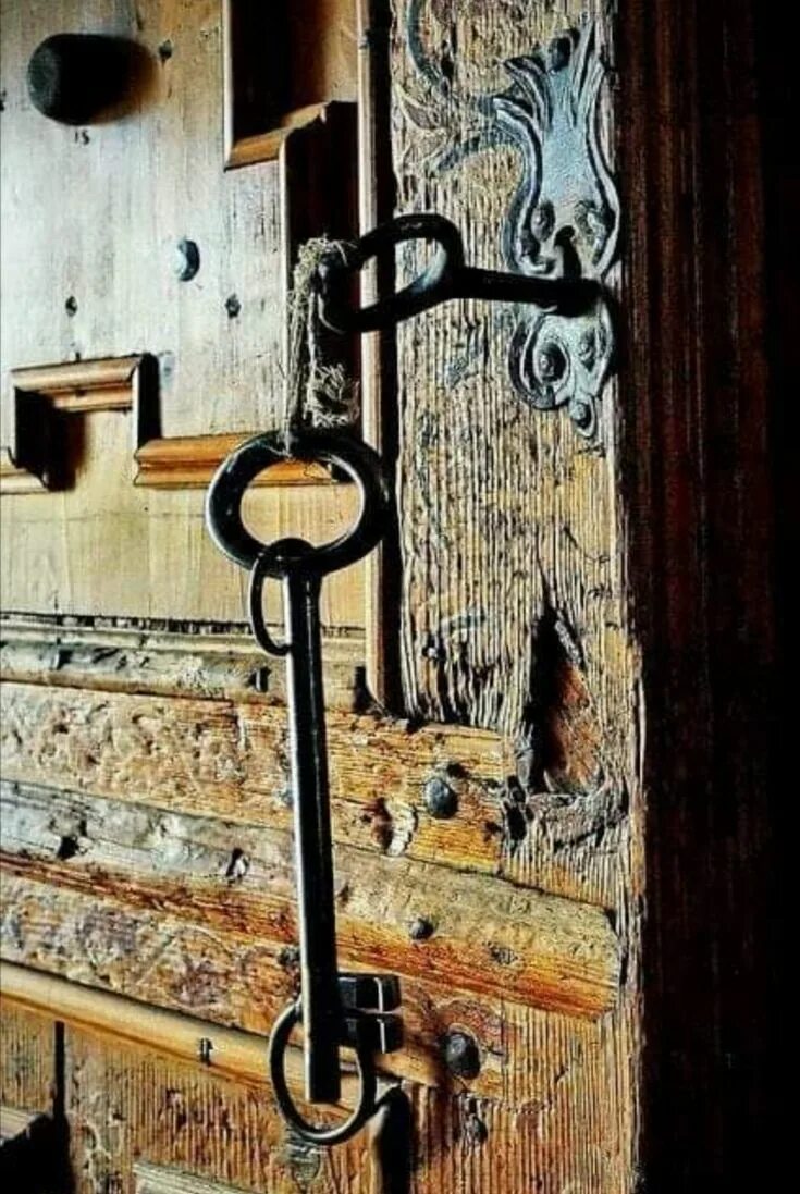 Красивые ключи. Старинный ключ. Ключ дверной. Старинные замки и ключи. Старые ключи от дверей.