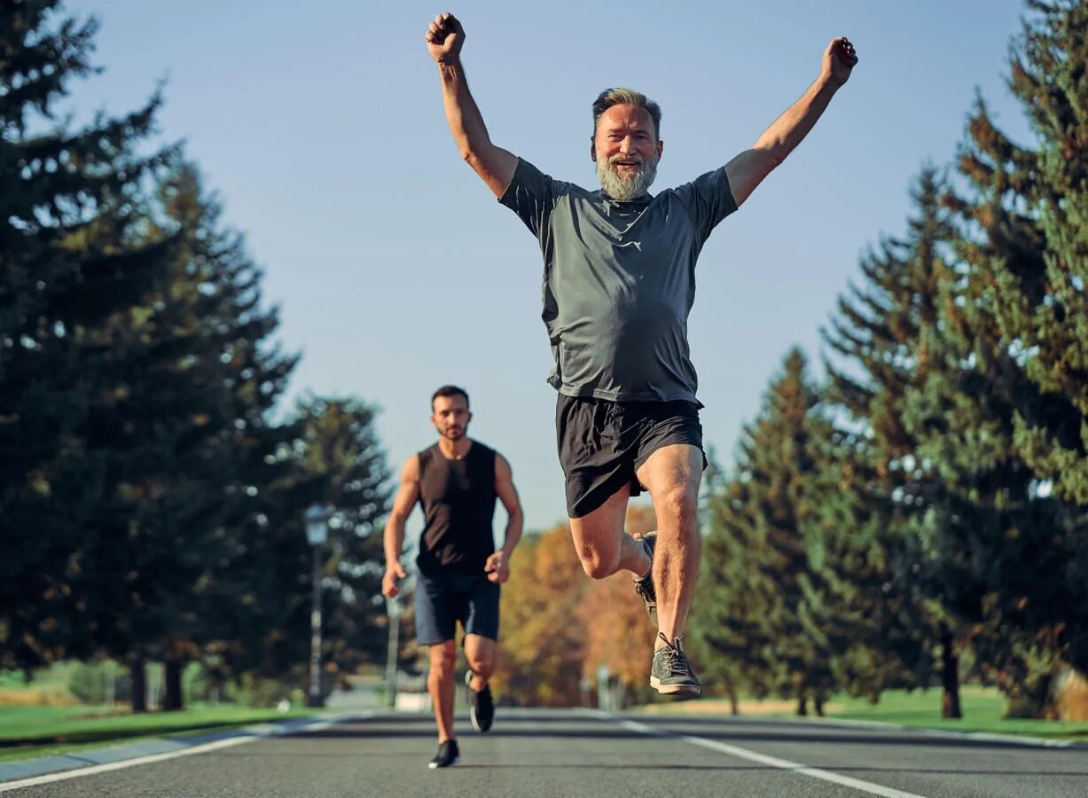 Спортсмен бежит. Человек спортсмен. Мужчина бегает. Парень бежит.