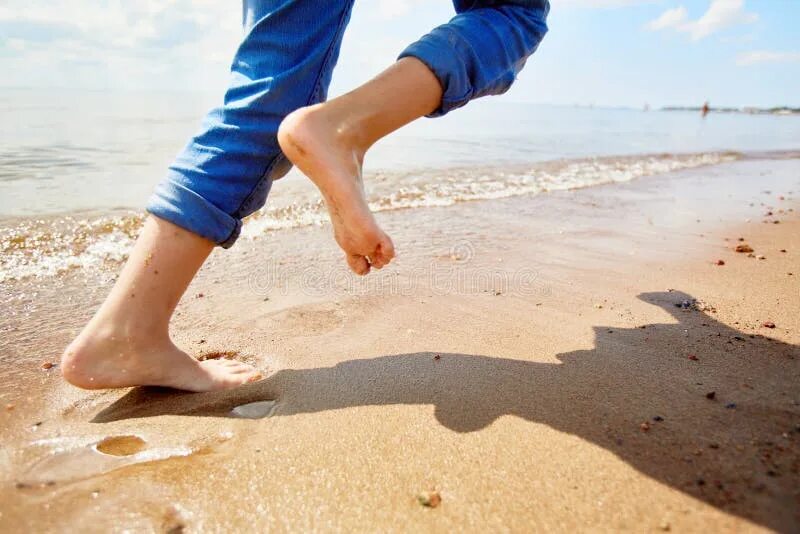Ноги мальчика 11 лет. Ноги мальчика. Мальчик с босыми ногами. Мальчишки босиком. Ступни мальчика на пляже.