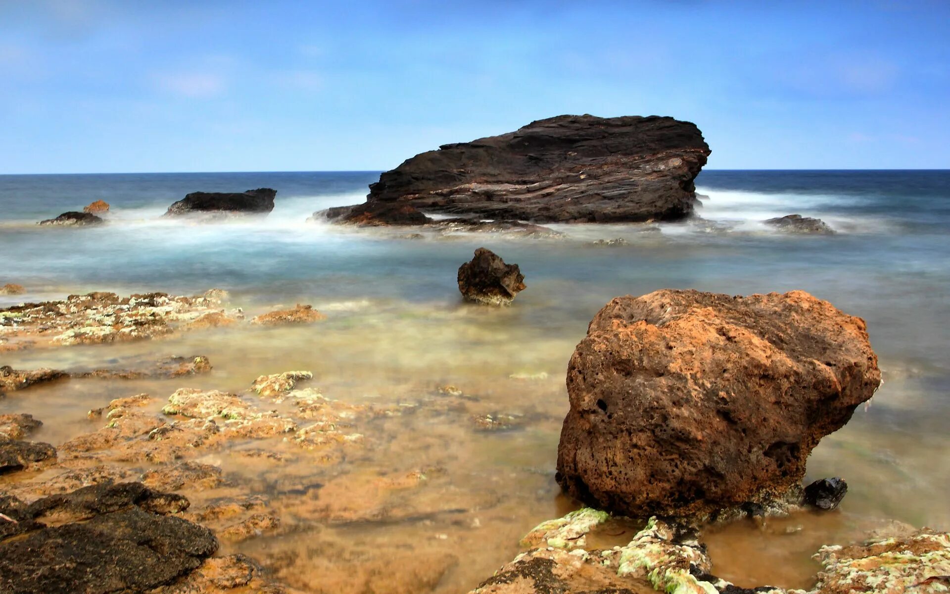 Stone over. Море камни. Осыхающие камни в море. Камни над морем. Большие морские камни.