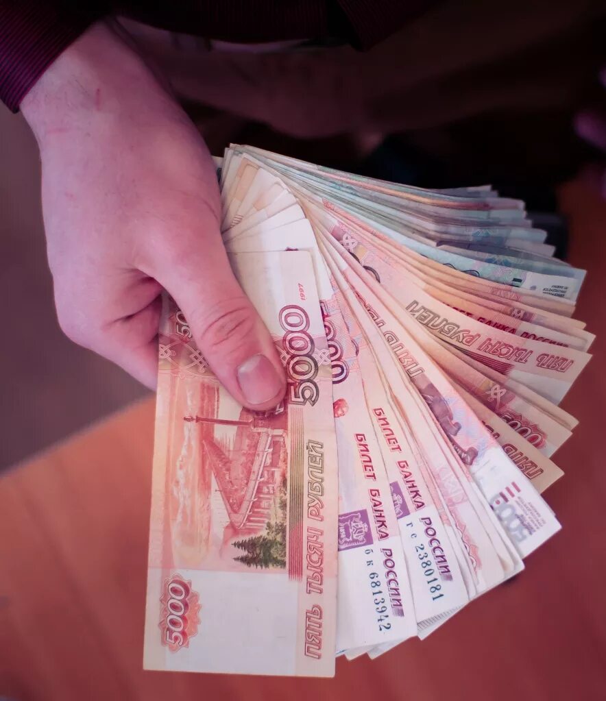 Получить 300 тысяч рублей. Деньги в руках. деньги рубли. миллион рублей в руках. много рублей.