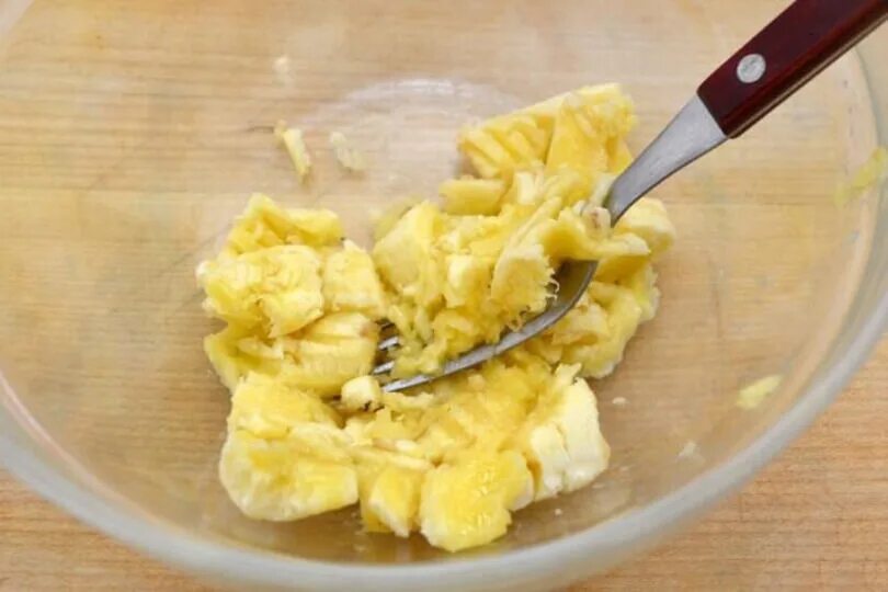 Бананы размять. Перетёртый банан в миске. Растолочь банан. Как размять банан. Блюда из банана за 5 минут.