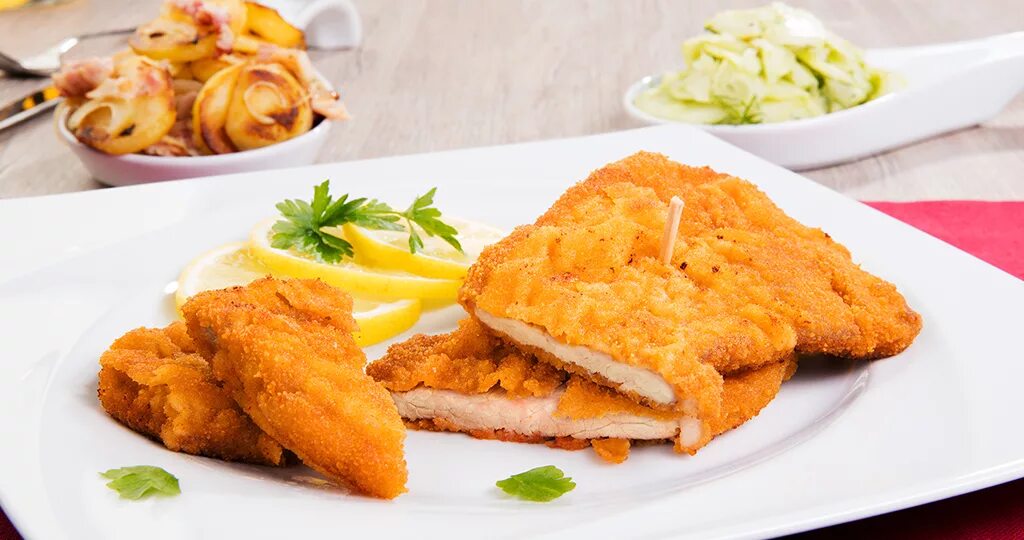 Сырные крокеты. Венский шницель австрия. Картофельные шарики крокеты. Картофельные шарики из пюре в панировке. Креветочные крокеты.