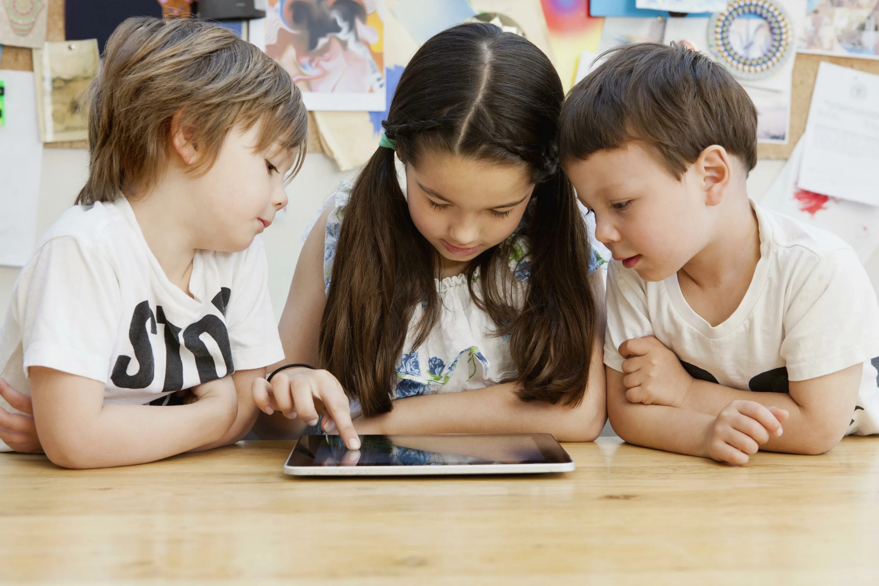 Включи учиться играть. Образовательные сайты для детей. Young Learners приложение. Картинка Learning apps учит детей. Технологии 2022 дети.