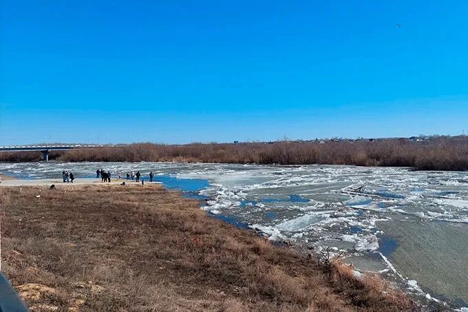 Уровень воды в исети сегодня. Река в марте. Река Канаш Курганская область. Река Канаш в Шадринске. Уровень воды в реке Исеть.