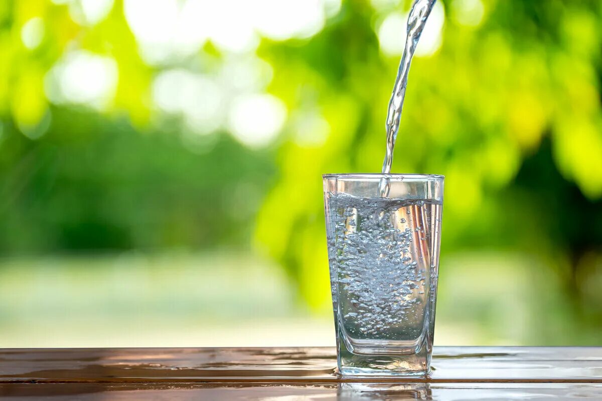 Стакан теплой воды. Стакан чистой воды. Теплая вода. Вода льется в стакан. Можно пить соленую воду