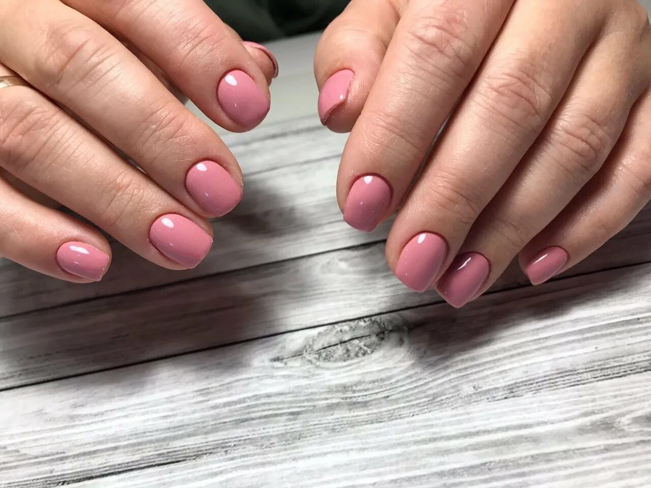 2 коротких ногтях. 2 коротких ногтях. Красивые короткие ногти. Ногти разного цвета. Однотонное покрытие гель-лаком.