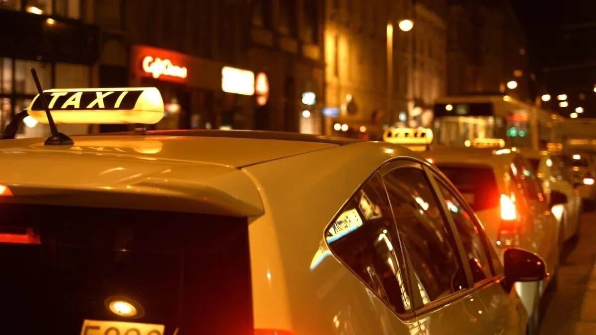 Пьяное такси по городу. Ночное такси. Такси ночью. Ночной город машины такси. Такси вечером.