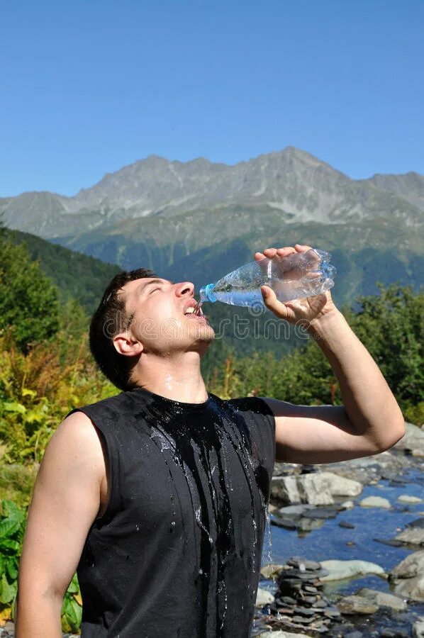 Жадно пьют воду. Человек пьет воду. Человек жадно пьет воду. Молодой мужчина пьёт воду. Парень пьет жадно воду.