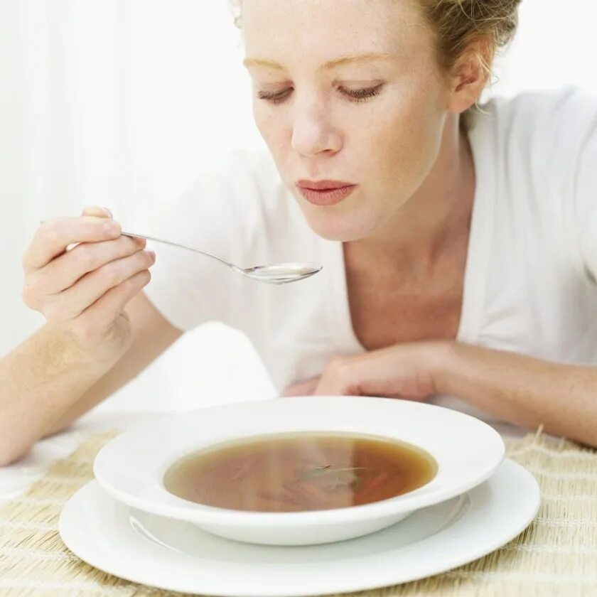 Женщина ест суп. Человек ест суп. Горячая еда. Женщина с тарелкой сра.