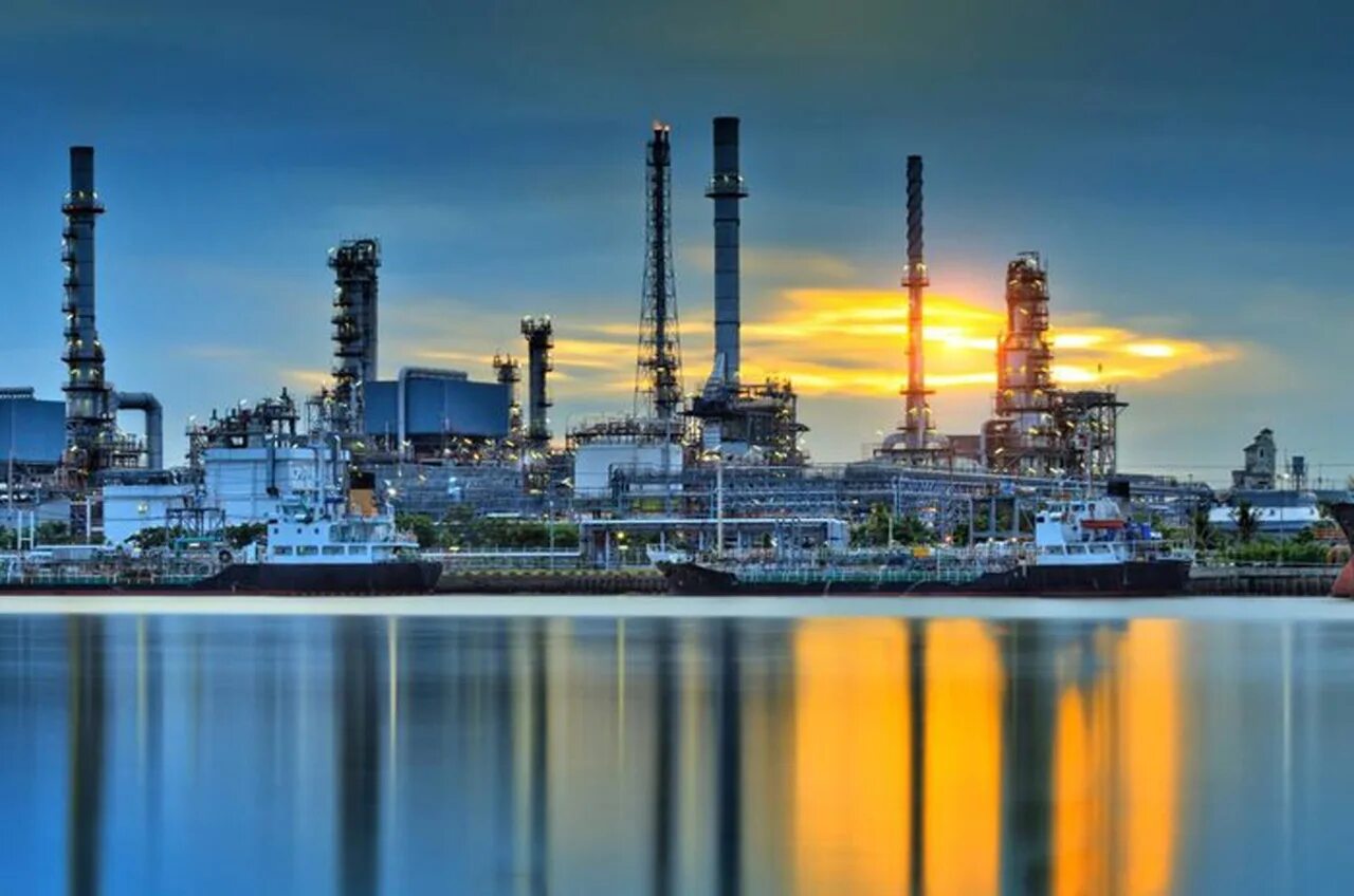 Тюмень нефтяная столица россии. Морской город нефтяные камни азербайджан. Газовый завод бадра в ираке. Дома вблизи нефтеналивной в городе брянске. Сингапур нефтеперерабатывающий завод.