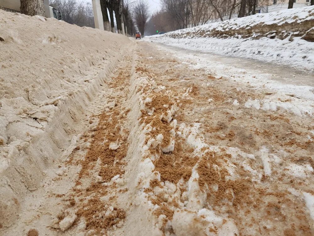 Песчано солевая смесь. Песок зимой. Посыпка дорог песком. Пескосоляная смесь. Посыпать лед песком.