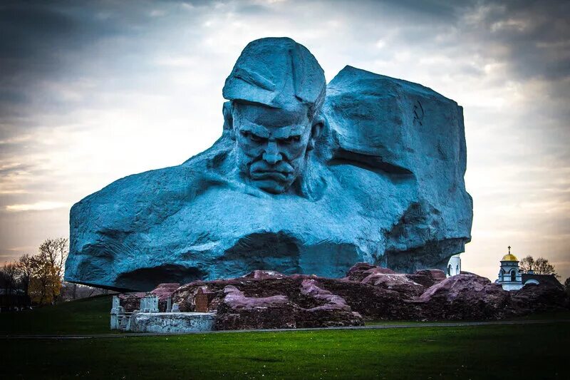 монумент мужество в брестской крепости. брестская крепость-герой. мемориальный комплекс брестская крепость-герой. большое мужество. кибальников брестская крепость.